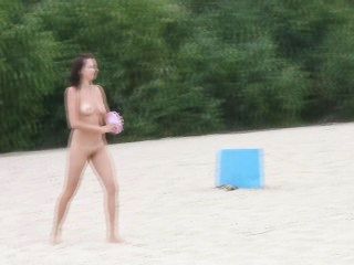 युवा न्यडिस्ट समुद्र तट पर एक साथ नग्न मित्र