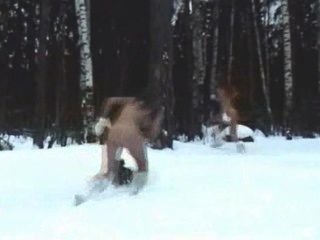दो नग्न बर्फ में मज़ा आ रहा किशोर