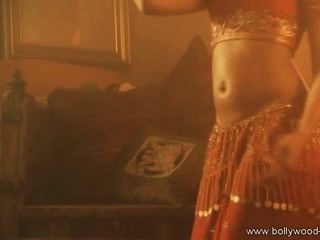 सेक्सी भारतीय पारंपरिक यौन बेली डांसिंग कर रही महिला