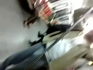 मेट्रो ट्रेन पर भारी चोट के साथ पुरुष
