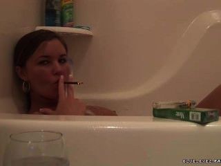 स्नान में नीले Eyez धूम्रपान