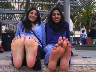 अरब और भारतीय लड़कियों को दिखाने और उनके बदबूदार पैरों के बारे में बात करते हैं