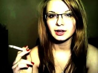अच्छा पॉलिश लड़की धूम्रपान और बात कर