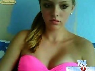 गर्म गुलाबी ब्रा उपयोग वेब कैमरा उसके स्तन दिखाने के लिए