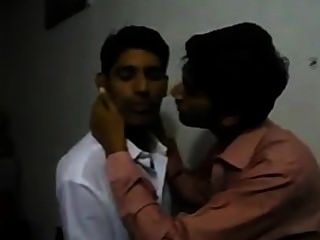 पाकी - समलैंगिक लड़कों चुंबन