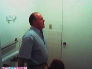 शौचालय पर किशोरों की लड़की द्वारा बड़े आदमी हो रही Blowjob