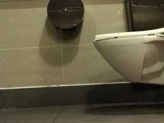 पुरुषों के शौचालय 01 में तहलका