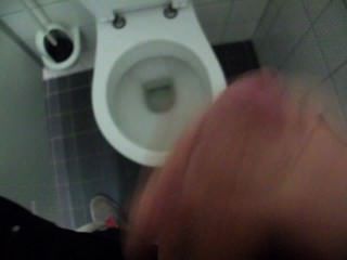 पुरुष झटका बंद और सार्वजनिक शौचालय में सह
