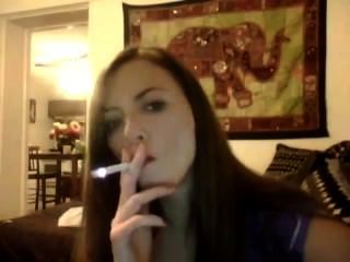 धूम्रपान लंबे बाल महिला