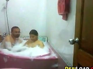 भारतीय महिला स्नान करने