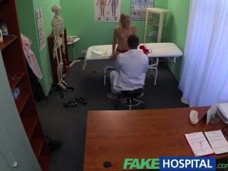 Fakehospital सफल परामर्श के रूप में गर्म गोरा के माध्यम से अपने तरीके से Moans