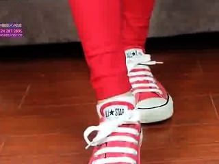 सेक्सी सफेद मोजे और लाल जूते