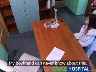 Fakehospital सेक्सी स्नातक पाला है और एक नौकरी के लिए डॉक्टरों की मेज पर गड़बड़ हो जाता है