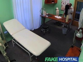 Fakehospital डॉक्टरों मुर्गा और एक वेतन वृद्धि का वादा रोक सेक्सी नर्स
