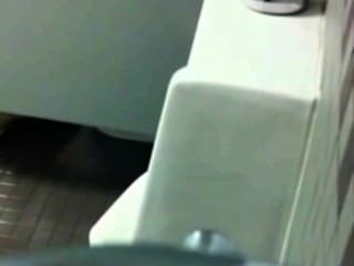एक सार्वजनिक शौचालय में कॉलेज तहलका, Pissing और मरोड़ते