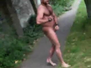 पेशी पुरुष पार्क में नंगे घूमना