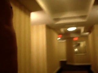 होटल दालान में नग्न और लगभग पकड़ा