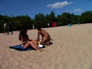न्यडिस्ट समुद्र तट से पता चलता है दो भव्य नग्न किशोर