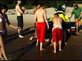 इस किशोर न्यडिस्ट एक सार्वजनिक समुद्र तट पर नंगे स्ट्रिप्स