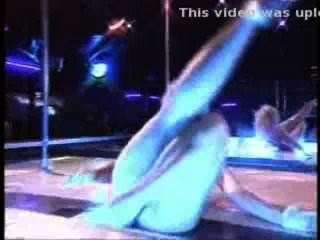 नीना हार्टले मंच पर नग्न नृत्य