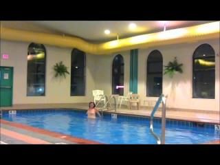 रेड इंडियन मैडी स्विमिंग पूल होटल में पूरी तरह से नग्न तैरती सब दिखा !!
