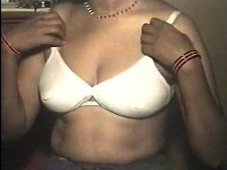 तमिल गृहिणी उसे सुंदर स्तनों दिखा