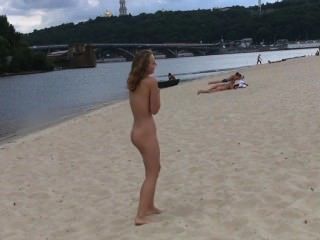 नग्न किशोर दोस्तों को एक सार्वजनिक समुद्र तट पर चारों ओर खेलने