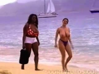 टॉपलेस समुद्र तट पर विशाल स्तन