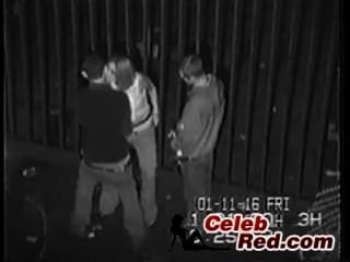 नशे में लड़की की वास्तविक सुरक्षा कैमरे टेप एक गली में गड़बड़